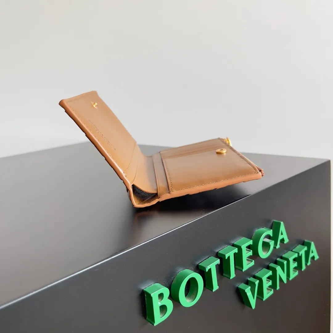 Batch 960 of BOTTEGA VENETA’s new woven small wallets are now shipping! ! ! 🥰🥰Made of carefully selected first-layer sheepskin fabric, this small luxury wallet has an elegant appearance and is also full of practicality. It can store change, driver's license and various cards at the same time. It is so small that it can be put in your pocket and carried with you. It is really convenient [Applause][Applause] Style No.: 667468 Size: 14.5*9.3*2cm